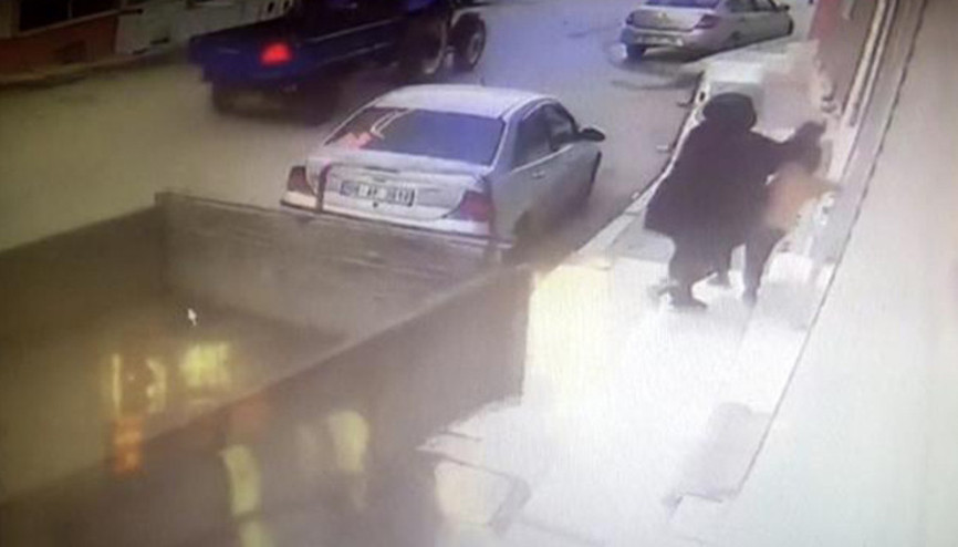 Anne ve oğlu römorkun altında kalmaktan son anda kurtuldu