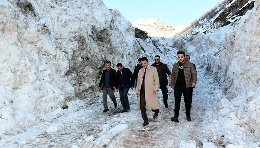 Çatakta, çığ düşmesiyle kapanan yollar açılıyor