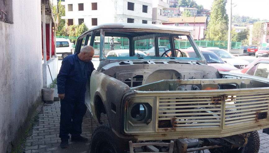 23 yıl önce Palaya satmıştı... 28 ayda hurda haldeki arabayı topladı