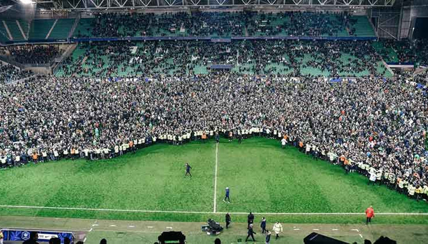 St. Etienne taraftarı sahaya indi