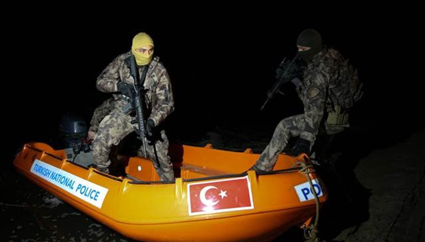 Özel harekatçılar, Yunan sınırında gece gündüz devriyesini sürdürüyor