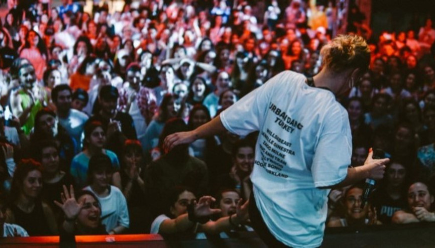 Dansfabrika X Zorlu PSM İşbirliği Her Yaştan Katılımcıyı Harekete Davet Ediyor Dansfabrika X Zorlu PSM İşbirliği Her Yaştan Katılımcıyı Harekete Davet Ediyor