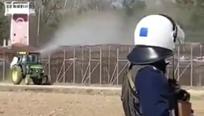 Sınırda akılalmaz görüntü Göçmenlerin üzerine traktörle tarım ilacı sıkıldı Sınırda akılalmaz görüntü Göçmenlerin üzerine traktörle tarım ilacı sıkıldı