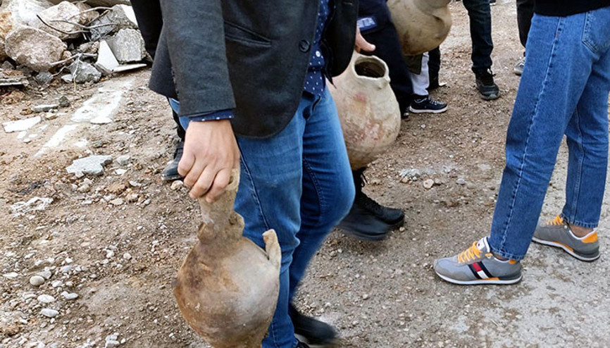 Yıkımda küp bulunduğunu duyan koştu Yıkımda küp bulunduğunu duyan koştu
