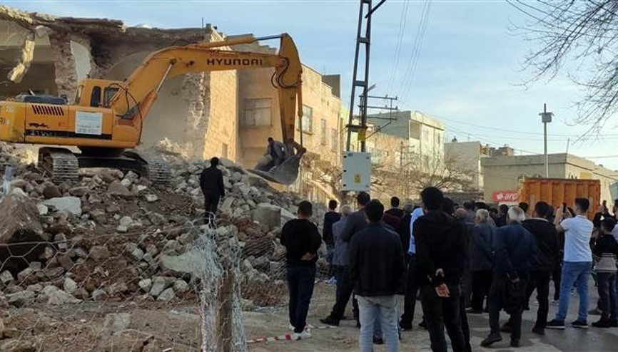 Cami yıkımında küpler bulundu, hazine söylentisi çıktı Cami yıkımında küpler bulundu, hazine söylentisi çıktı