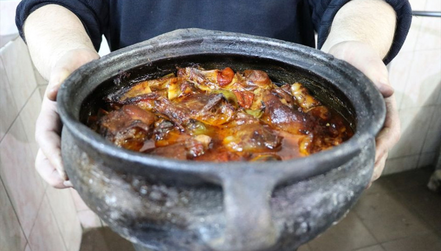 6 saatte pişiyor, lezzetini 50 yıllık toprak kaplardan alıyor