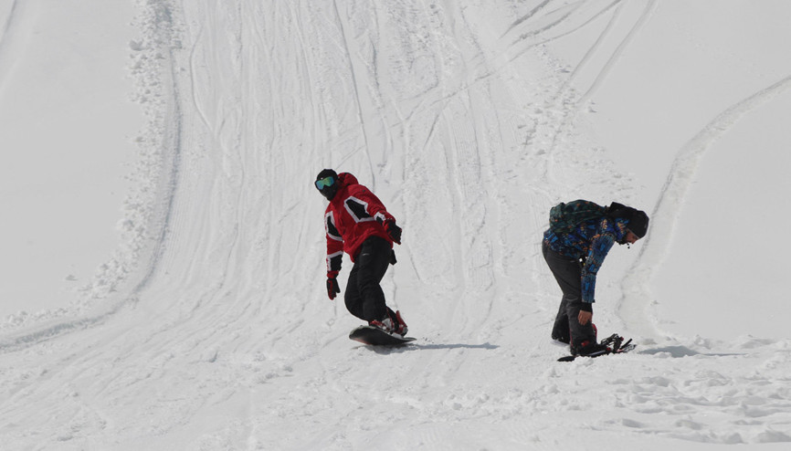 Hakkarili gençlerin snowboard heyecanı