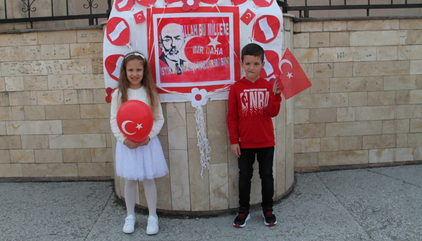İstiklal Marşı’nı okuyan ikiz kardeşler beğeni topladı