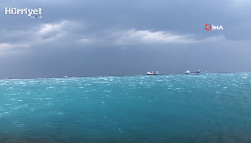 İskenderun Körfezi fırtına ve yağmur nedeni ile turkuaz rengine büründü
