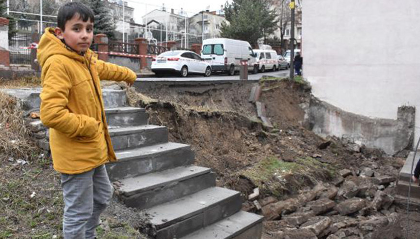 İstinat duvarı evin bahçesine yıkıldı