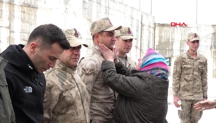 Vanda çığ bölgesini ziyaret eden şehit aileleri duygulandı