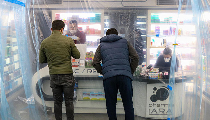 Nöbetçi eczanede şeffaf branda ile Corona Virüs önlemi