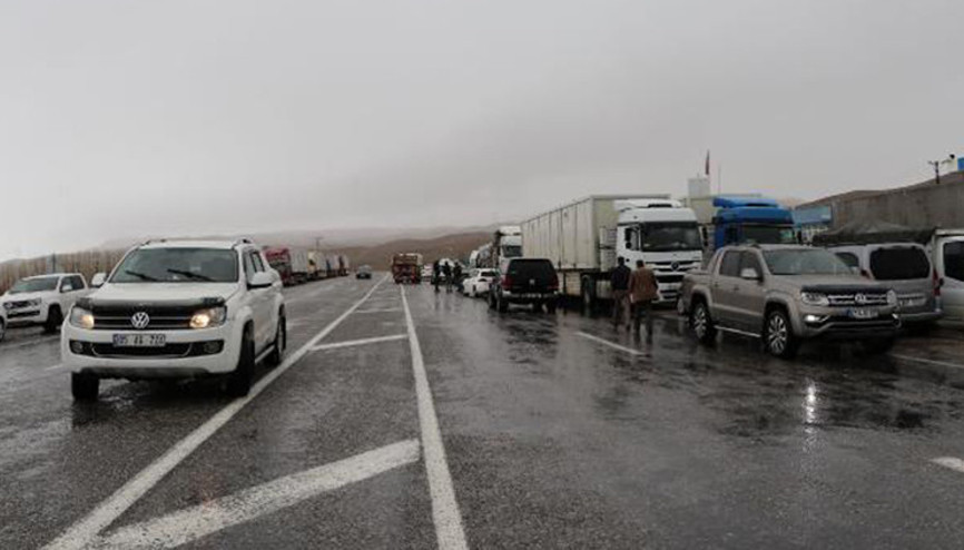 Van- Hakkari karayolunun iki ayrı noktasına çığ düştü