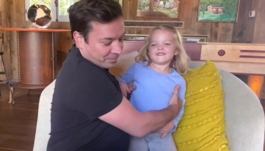 Ünlü televizyoncu Jimmy Fallon evinden program yaptı, kızı böyle araya girdi