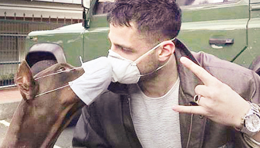 Ekin Mert Daymaz köpeğine maske taktı