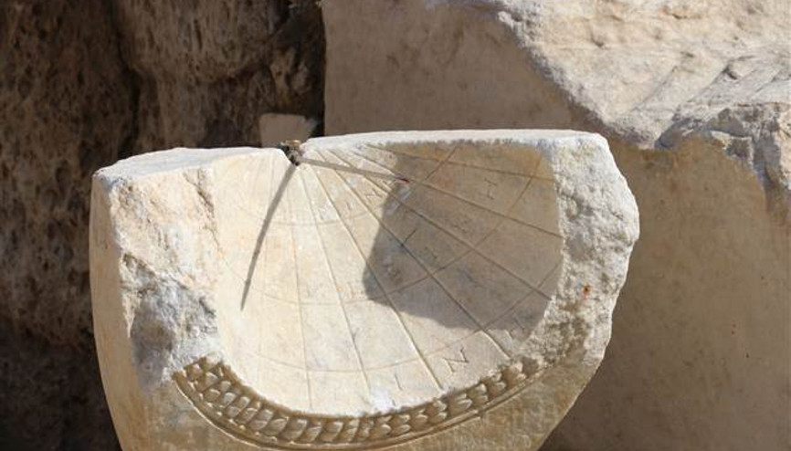 Laodikyada 2 bin yıllık güneş saati bulundu İlk kez çıkarılıyor, dünyada çok nadir örnekler arasında Laodikyada 2 bin yıllık güneş saati bulundu İlk kez çıkarılıyor, dünyada çok nadir örnekler arasında