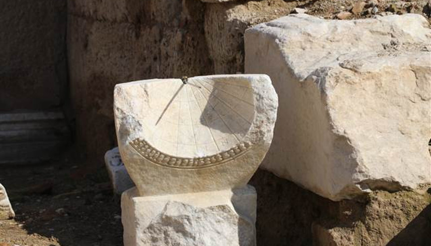 Laodikyada 2 bin yıllık güneş saati bulundu Laodikyada 2 bin yıllık güneş saati bulundu