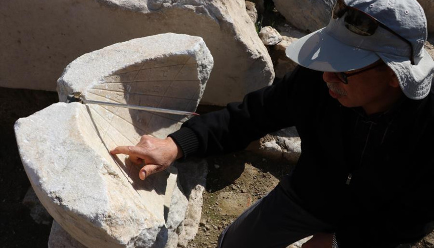 Laodikyada 2 bin yıllık güneş saati bulundu