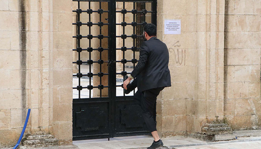 Caminin kilitli olmasına kızdı, kapıyı zorladı