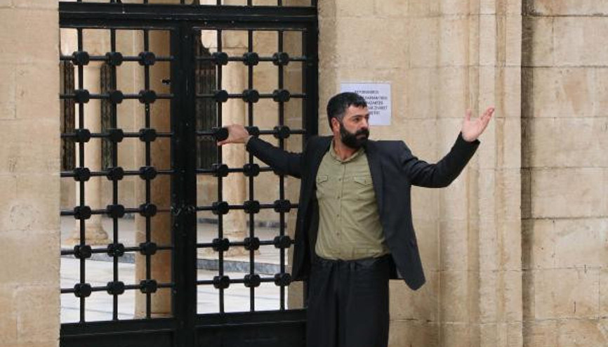 Caminin kilitli olmasına kızdı, kapıyı zorladı