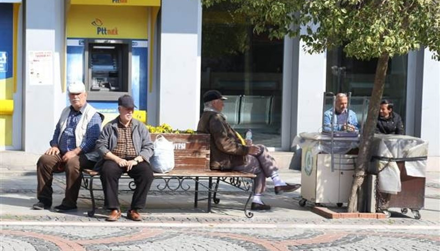 Banklar tel ile çevrilip, ‘Evinde kal Edirne, şansını zorlama’ yazısı asıldı Banklar tel ile çevrilip, ‘Evinde kal Edirne, şansını zorlama’ yazısı asıldı