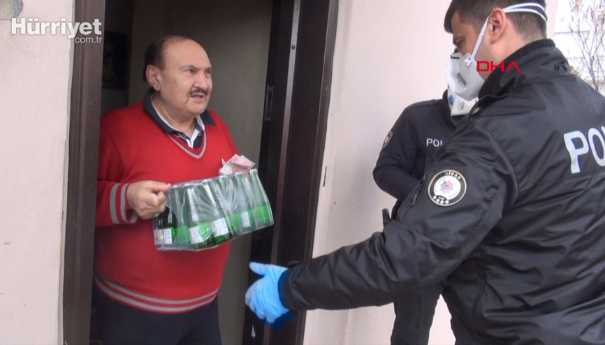 Yaşlının maden suyu isteğini polis karşıladı