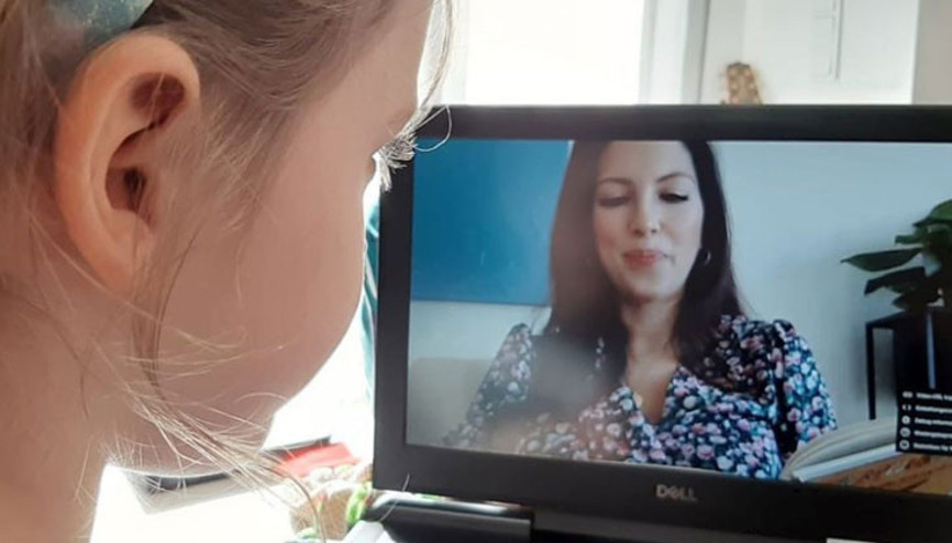 Çocuklara Janosch’tan hikayeler okuyor