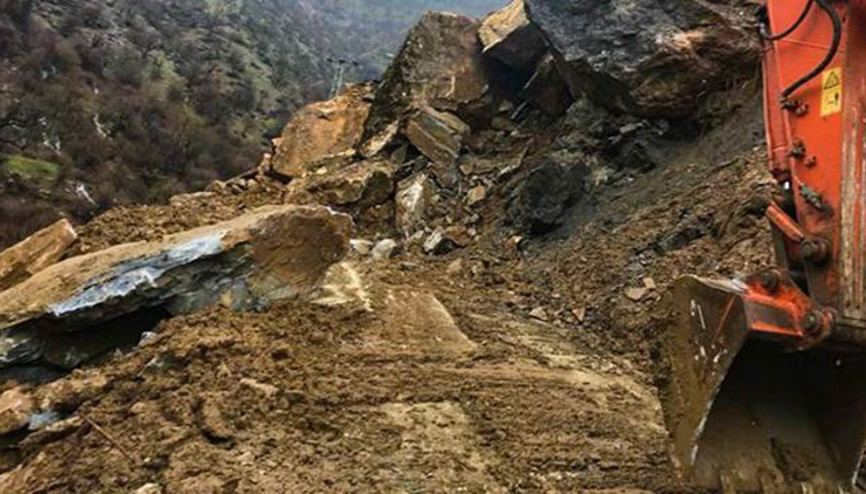 Heyelan nedeniyle kapanan köy yolu 4 günlük çalışmayla açıldı