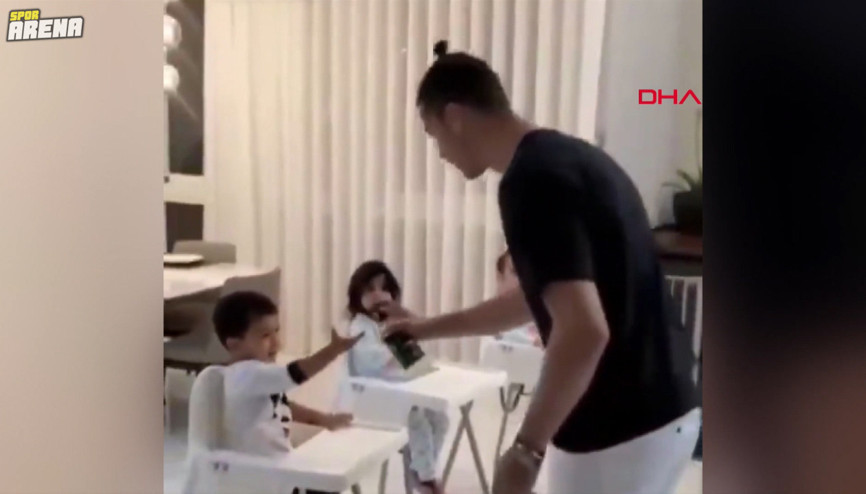 Ünlü futbolcu Ronaldodan çocuklara dezenfekte