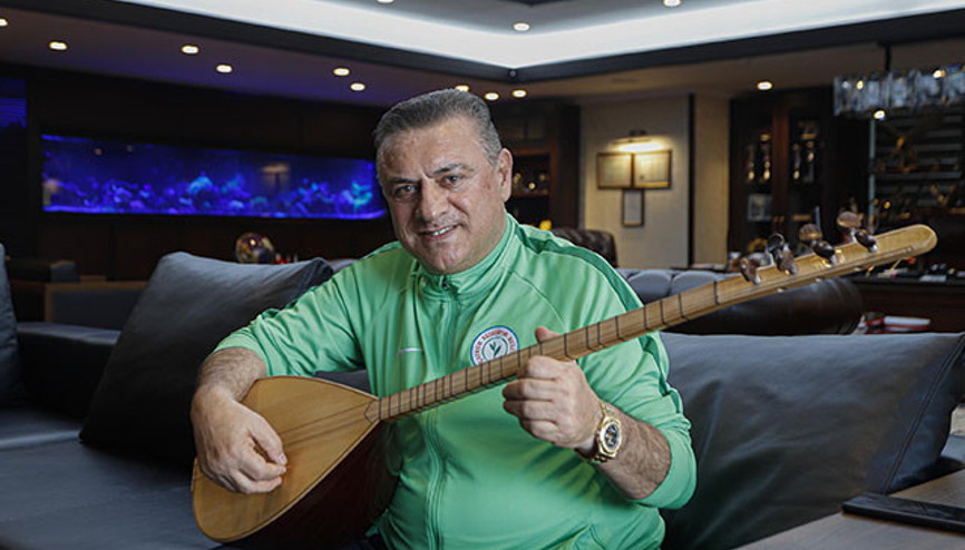 Çaykur Rizespor Başkanı Hasan Kartal, karantinada bağlama öğreniyor