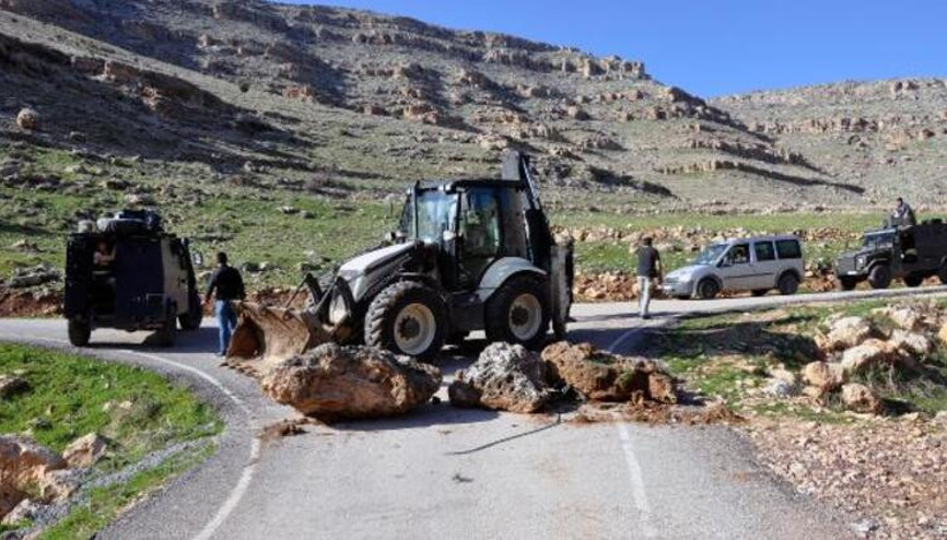 Piknikçilerin yolu iş makinesi ve taşlarla kapatıldı