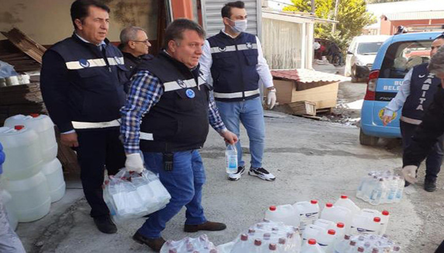 Bucada merdiven altı dezenfektan ve maskelere el konuldu Bucada merdiven altı dezenfektan ve maskelere el konuldu