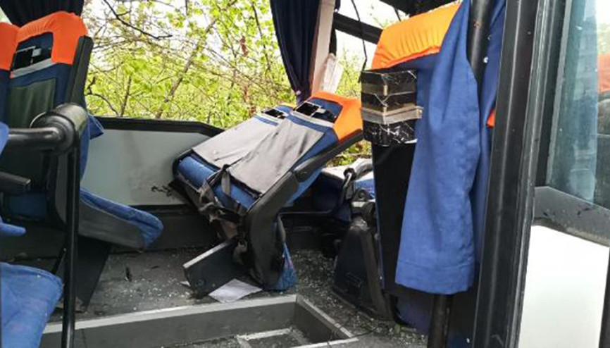 Servis midibüsünün çarptığı direğin altında kalan işçi öldü