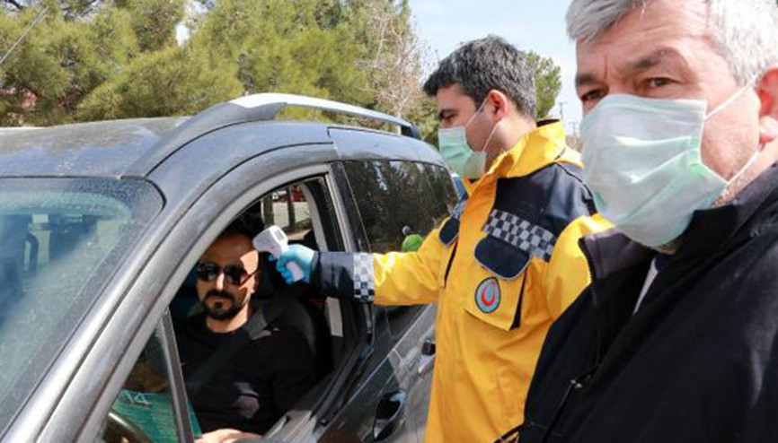 Burdura gelenlerin ateşleri ölçülüyor