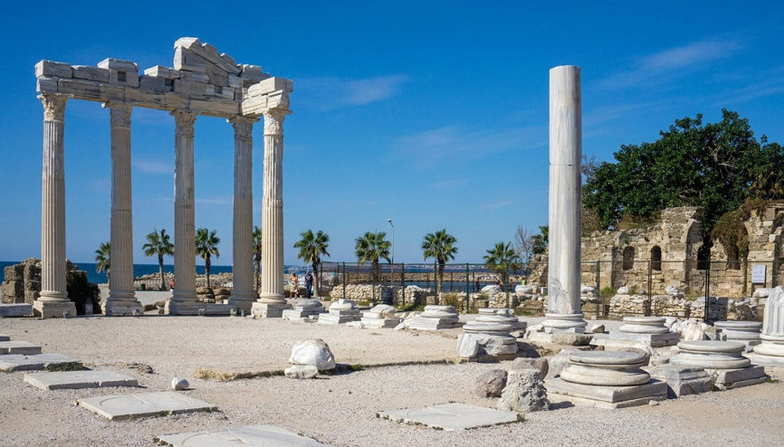 Tarihi Apollon Tapınağı sessizliğe büründü Tarihi Apollon Tapınağı sessizliğe büründü