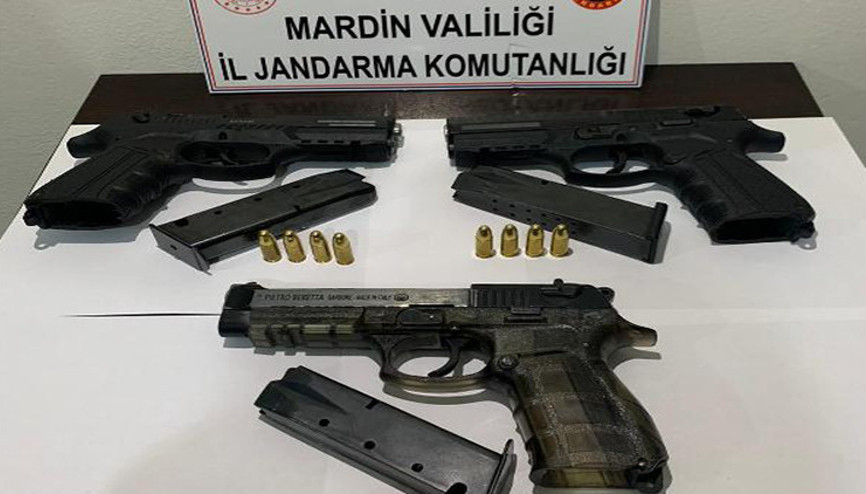 Otomobilin koltuklarına gizlenen ruhsatsız 3 tabanca bulundu