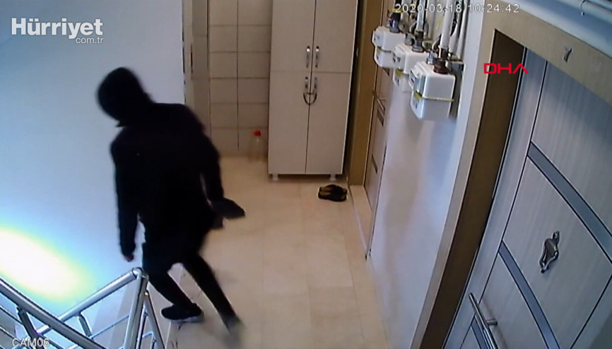 Evde kalanların ayakkabılarına dadandılar