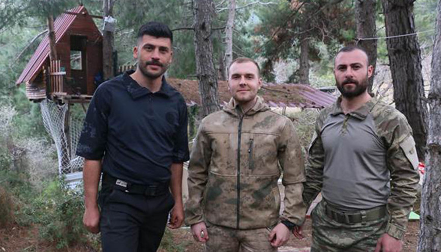 Koronavirüsten korunmak için yaptıkları ağaç evde kalıyorlar