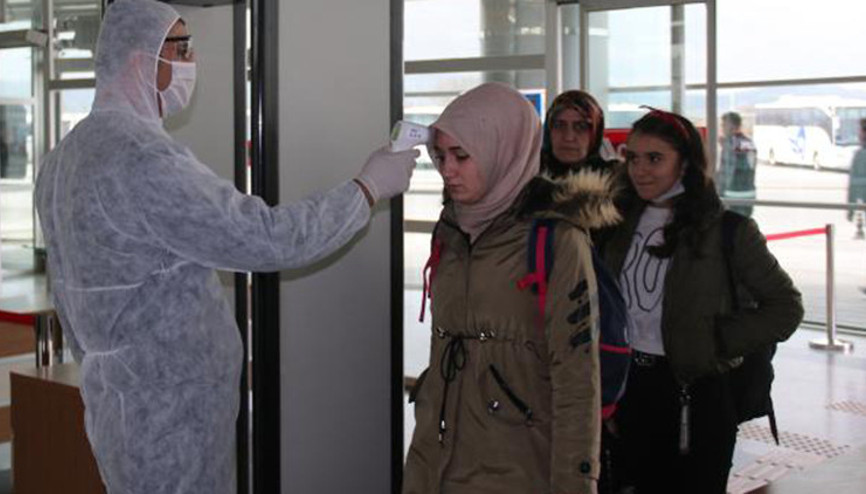 Sivasta terminale gelen yolcuların ateşi ölçülüyor