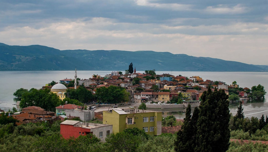 Uluabat Gölü kıyısındaki Gölyazı köyü