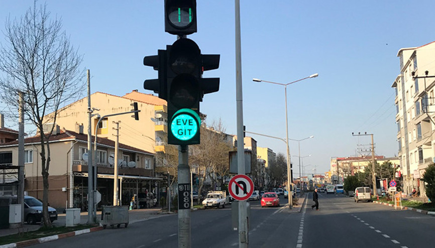 Trafik lambalarında Evde Kal mesajı