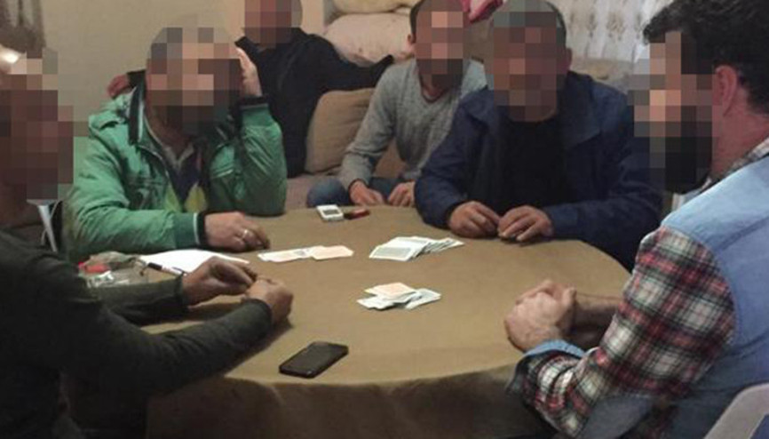 Koronavirüsü hiçe sayıp, kumar oynadılar