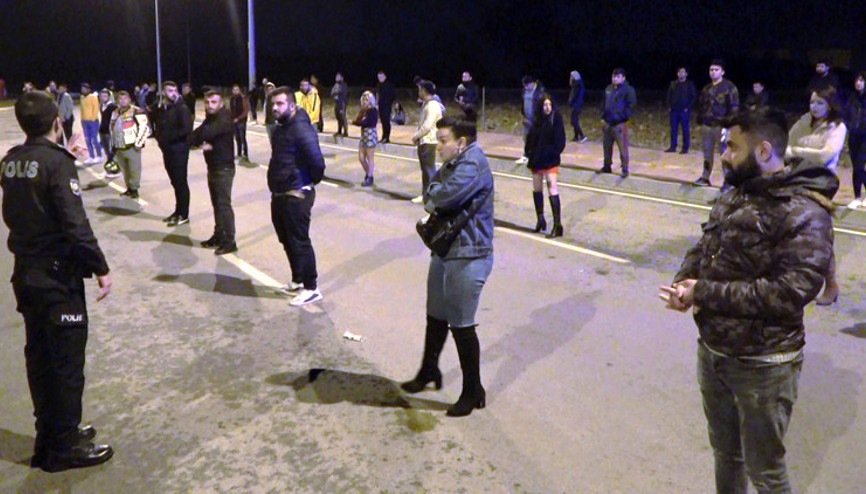 Antalyada skandal parti Polis tek tek sıraya sokup ceza kesti...