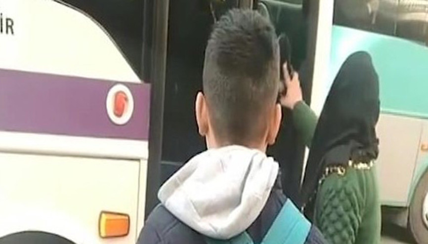 Şanlıurfa’da otobüsten indirilen kadın, terlikle tepki gösterdi
