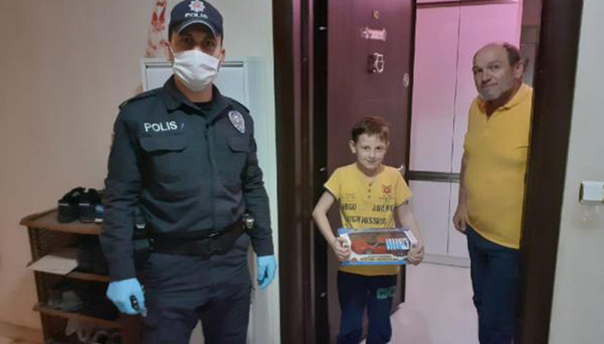 Polislerden Mehmet Aliye oyuncak araba