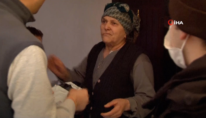 Yardım paraları dağıtılırken duygulandıran diyalog