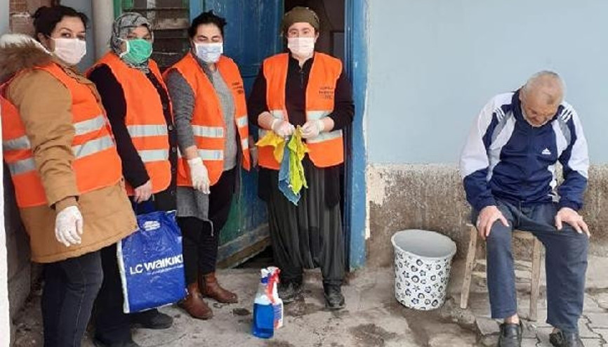 Ulukışla’da yaşlı vatandaşların evleri temizleniyor