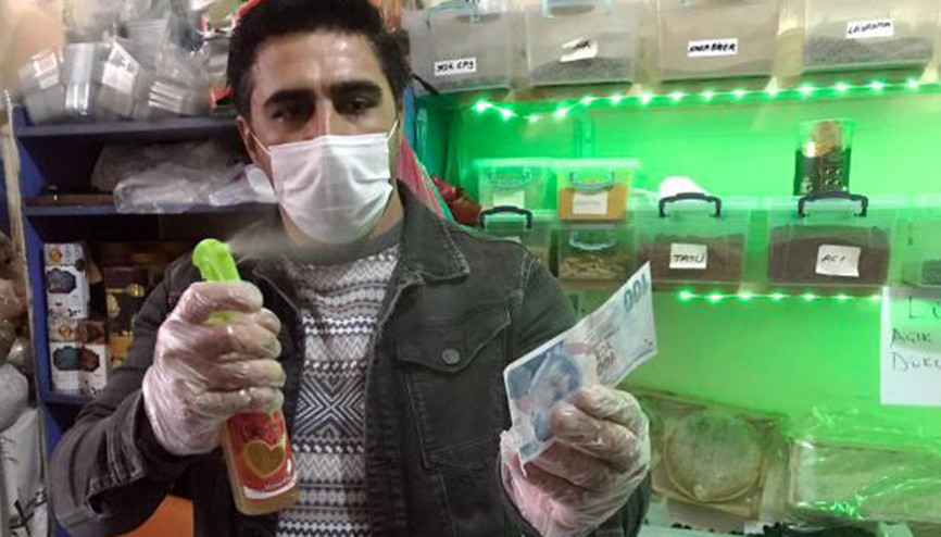 Müşteriden aldığı paralara sirke ve kolonya ile dezenfekte Müşteriden aldığı paralara sirke ve kolonya ile dezenfekte