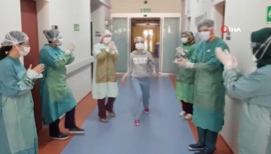 Genç doktor alkışlarla taburcu edildi Genç doktor alkışlarla taburcu edildi