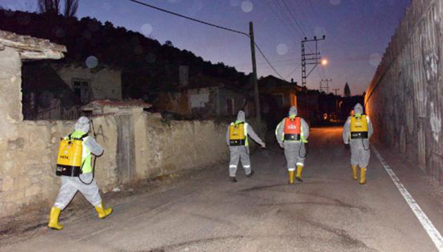 Bozüyükte karantinaya alınan mahalle dezenfekte edildi
